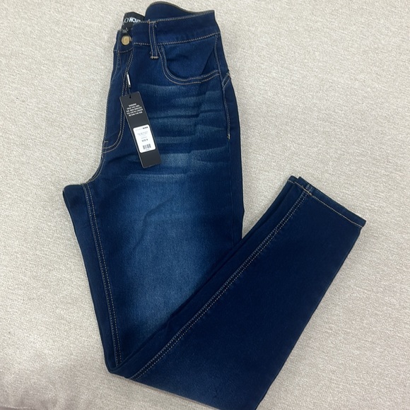 Alexa High Rise Booty
Lifter Skinny Jeans -
Dark Denim
Size: 9 - Picture 5 of 6